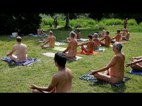 Nudists in Paris Naturalists frolic in the Parisian sun on ‘naked day’