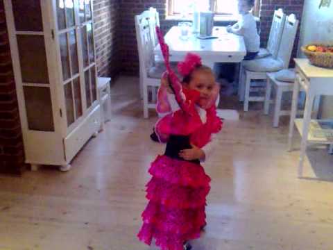 Celina flamingo dans