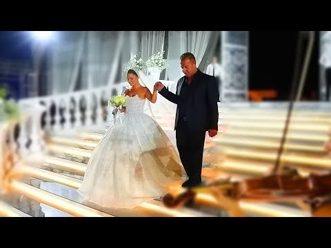 Svadbeni ulazak koji topi srce – mlada i svekar u prvom planu!