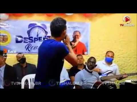 testemunho edificante mães de joelhos filhos de pé.