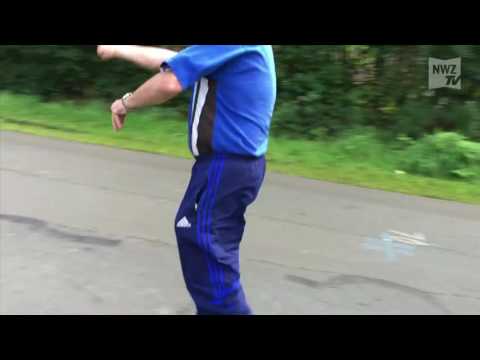 Chefredakteur Lars Reckermann stellt sich dem Boßeln