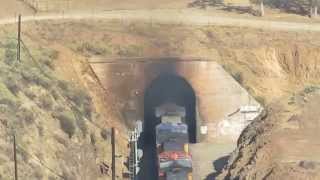 preview picture of video 'Eastbound BNSF manifest negotiates Tehachapi Loop. 31 July 2014'