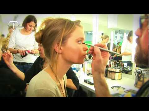 Hair & Makeup: Versace Fall/Winter 2010/11 Women at Milan Fashion Week | FashionTV