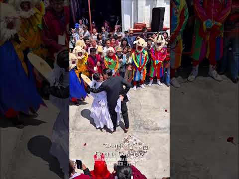 Mientras la marinera suena en las calles, la Virgen Candelaria avanza entre su gente.