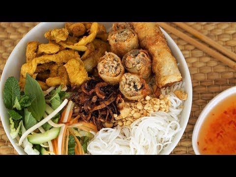 Bo Bun with Chicken & Crispy Spring Roll - Morgane Recipes