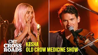 Kesha &amp; Old Crow Medicine Show Perform “Wagon Wheel” | CMT Crossroads