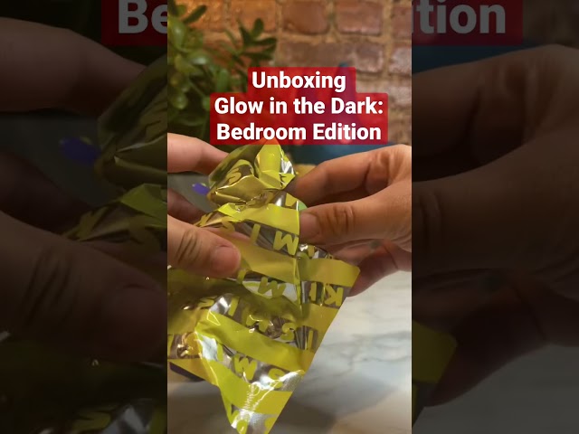 Vídeo relacionado con Smiski Glow in The Dark - Juego de mini figuras que brillan en la oscuridad: Bed + Living Series, 2 cajas ciegas surtidas