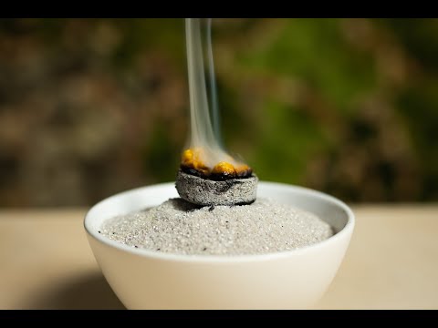 Lerne in diesem Video, wie man Kohleräucherwerk am besten anzündet und benutzt, um eine energetische Reinigung durchzuführen.