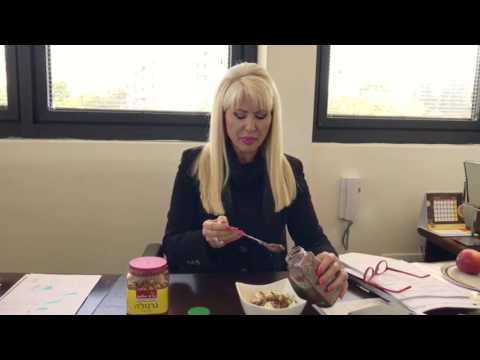 פנינה רוזנבלום מתחילה את הבוקר עם תערובת מזונות העל