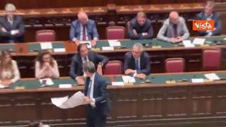 Magi sventola enorme scheda elettorale in Aula, poi litiga con Deputati Forza Italia tra i banchi
