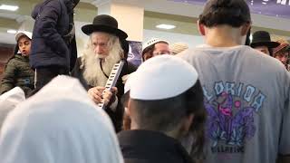 אומן ערב ראש השנה התשפ"ה: "אני איש פלא ונשמתי פלא חידוש כמוני לא היה מעולם"...
