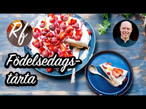 Födelsedagstårta eller gräddtårta med färska jordgubbar som passar till födelsedag eller annan fest.>