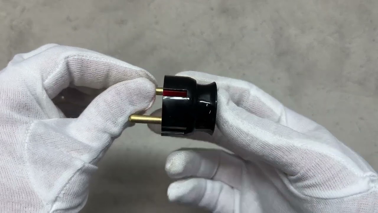 Вилка штепсельная LXL 125BLP без заземления кутовая черная