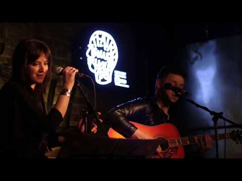 Mazdrunka singing What's up - live la UnTeatru