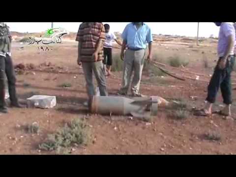 محاولة تفكيك صاروخ لم ينفجر ألقاه طيران قوات النظام على أحياء مدينة حلب من قبل كتائب شهداء 1980