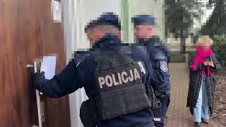 Wideo1: Doprowadzenie do prokuratury podejrzanego o usi�owanie zab�jstwa kobiety w �wi�ciechowie