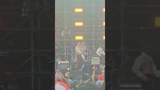 Download lagu Maliq & d'Essentials menyanyikan lagu dangdut Penasaran, lagunya bang Haji Rhoma Irama... mp3