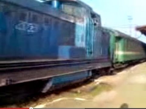 Plecarea trenului Suceava - Putna cu 3 vagoane Dimitrov 29-22 [2 mai 2006]