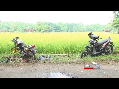 NET. JATIM - HINDARI JALAN BERLUBANG, DUA PEMOTOR TEWAS