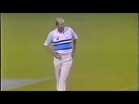 Tony Greig Bowling & on the field speaks to the commentators tells his plan | Exhibition match 1988