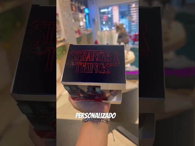Vídeo relacionado con Stranger Things GP85295 Caja Regalo Oficial : Taza, Llavero y Posavasos, cerámica, Multicolor, 315 ml