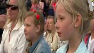 Kadr z teledysku Den Blomstertid Nu Kommer tekst piosenki Malena Ernman