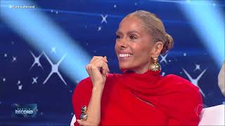 Paloma Poeta presenteia Celso Zucatelli com máquina de fazer massas