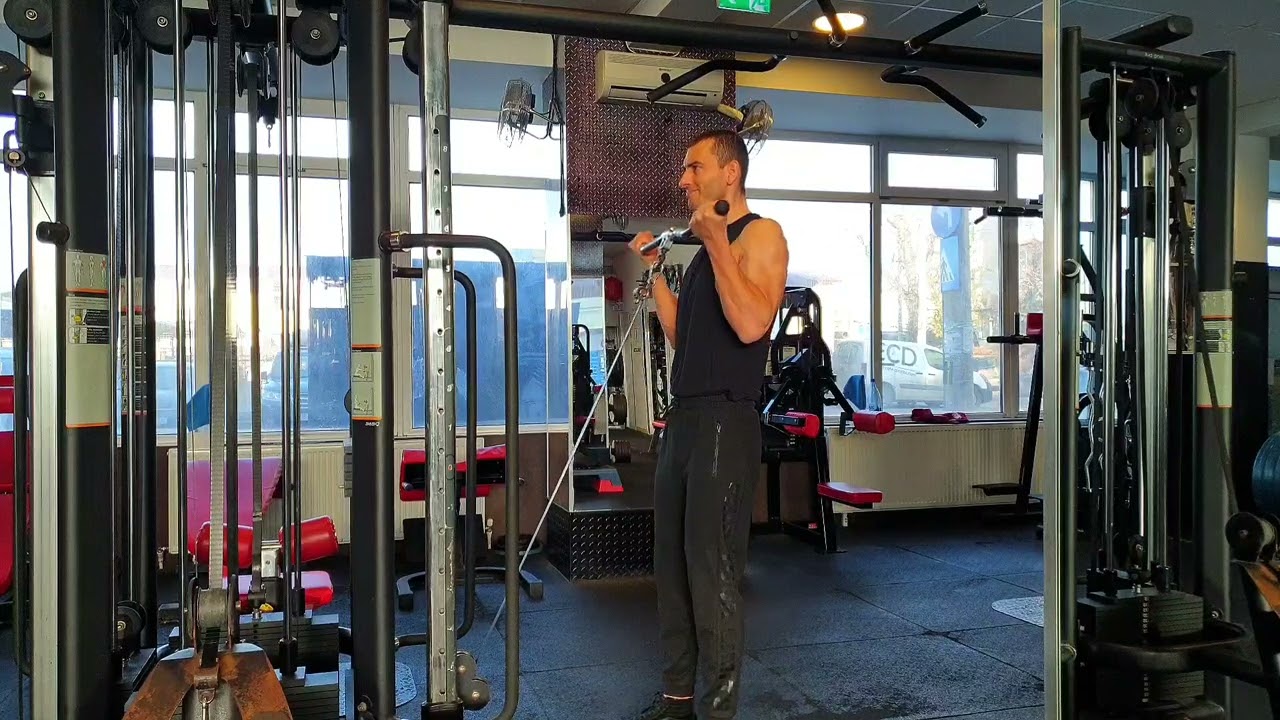 Flexii pentru biceps, din stând la scripete, cu bara, priză supinată