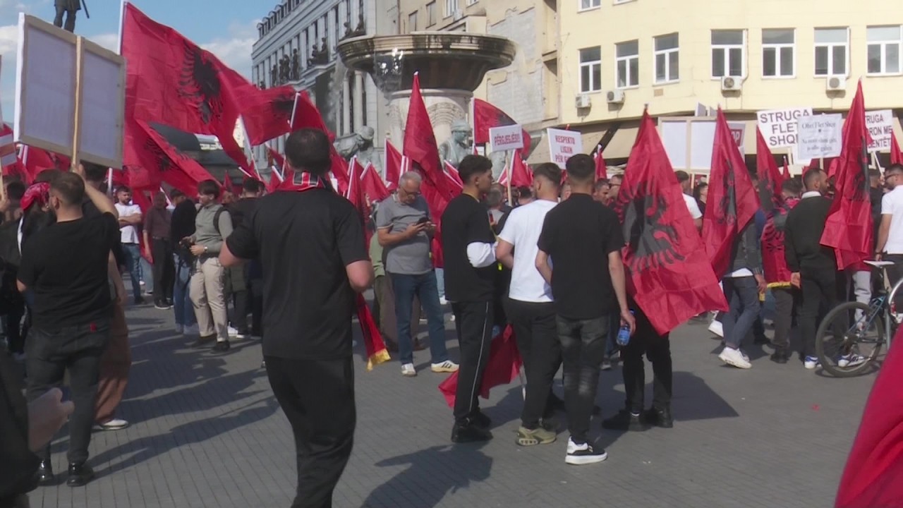 Албанските студенти во Тирана попладнево организираат протест за поддршка на колегите од Македонија