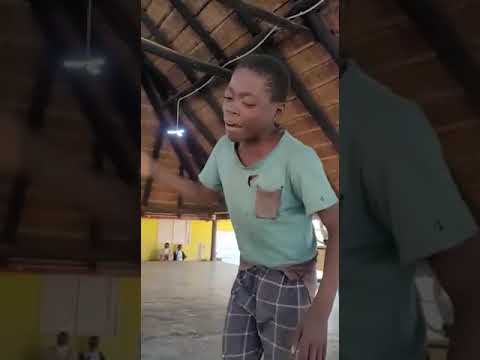 O MIÚDO ANGOLANO QUE VIRALIZOU _ Canta Música Gospel do Sul de Angola #NUMAFRICANO