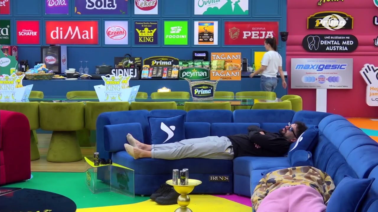 Rozana ngacmon Kellyn dhe Aldon teksa flejnë gjumë