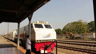 preview picture of video 'KA Ambarawa Ekspres tiba di Stasiun Bojonegoro'