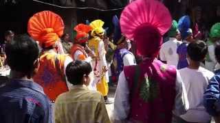 preview picture of video 'Bhangra in the narrow streets of the old part of Amritsar'