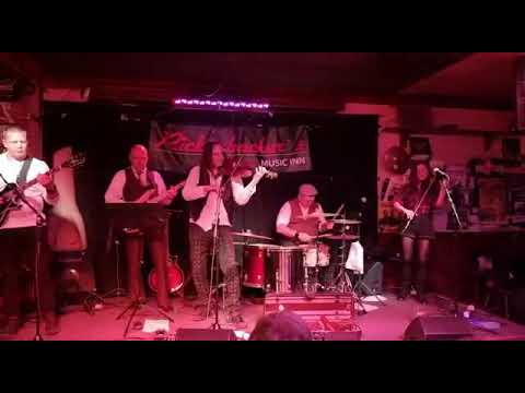 Fluch der Karibik von Larkin Celtic Folkrock live im Rickenbacker’s