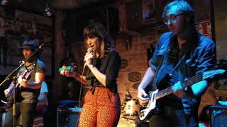 Nicole Atkins. Directo. Live. Darkness falls so quiet