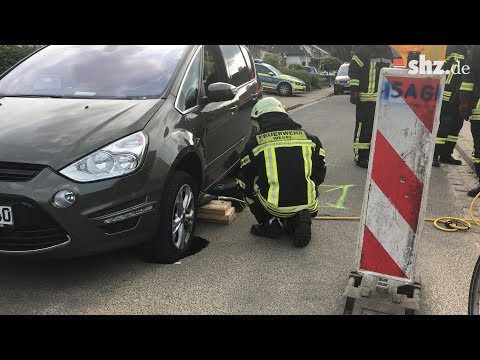 Wedel: Car breaks into road surface