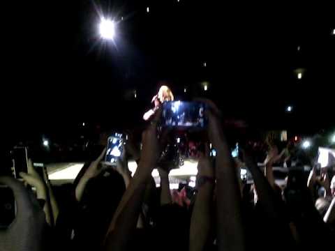 Adele saying "Olá" to the crowd @ MEO Arena Lisbon, Portugal 21/May/2016