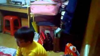 [問題] 有人知道這小孩玩什麼遊戲嗎?