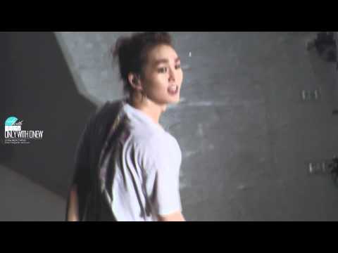 [FANCAM] I2o7o1 - Onew throws a ball & makes a face + flashing undies (again!)