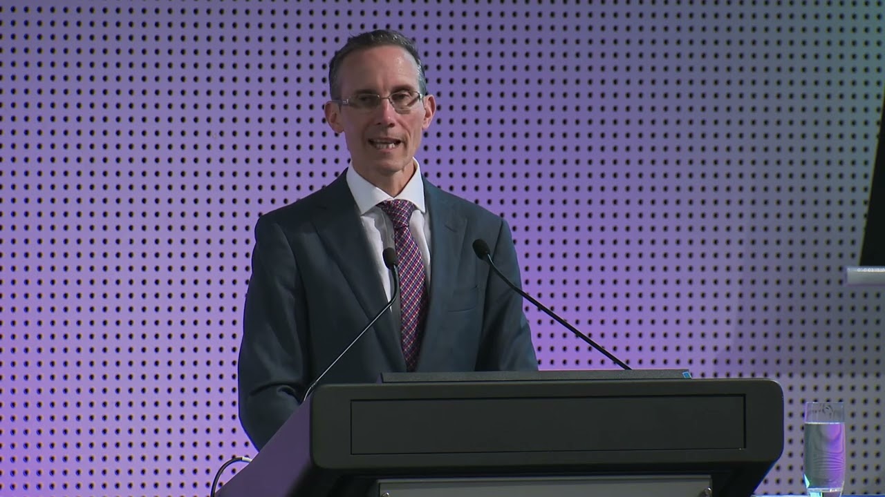 Hon Dr Andrew Leigh presenting at the 2023 EIS Summit in Melbourne, Australia on changing the world
