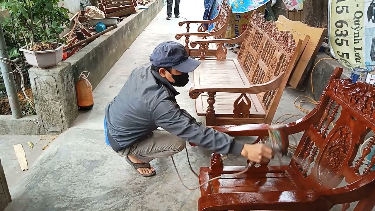 How a carpenter renovates an old set of chairs Part 2 - Spray paint for table and chair set