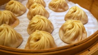 Taiwanese Food (Xiao Long Bao - 小籠包): Eating soup dumplings at Din Tai Fung (鼎泰豐) in Taipei, Taiwan