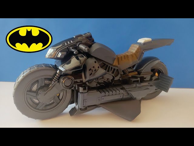 Vídeo relacionado con DC Comics, Batman Adventures, Batcycle de Batman, Batcycle y Batglider 2 en 1 transformables, Compatible con Figuras, Juguete de superhéroes para niños y niñas a Partir de 4 años