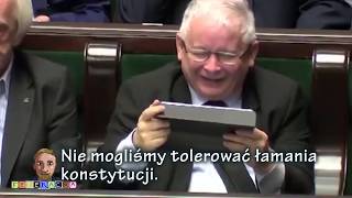 Jarosław Kaczyński ogląda swoje wystąpienie o konstytucji.