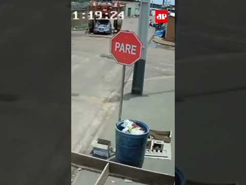 Máquina agrícola gigante passa por cima de carro no interior de MG #shorts