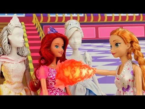 Anna Tiene Poderes de Fuego y Salva a las Princesas Disney después que Elsa Tiene Fiebre Congelada.