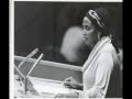 Miriam Makeba: Prendre un enfant dans ses bras