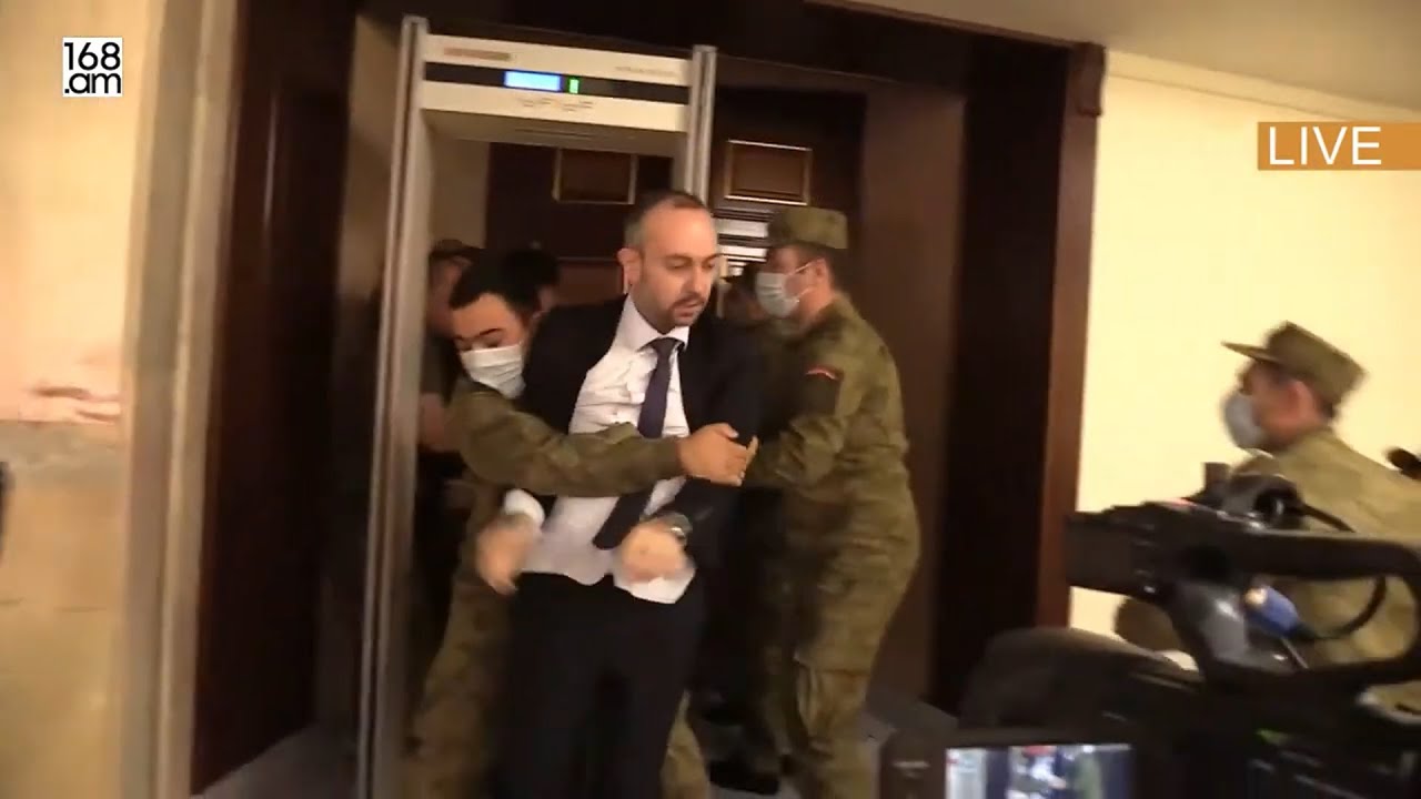 ՔՊ պատգամավորներին դուրս են հանում դահլիճից