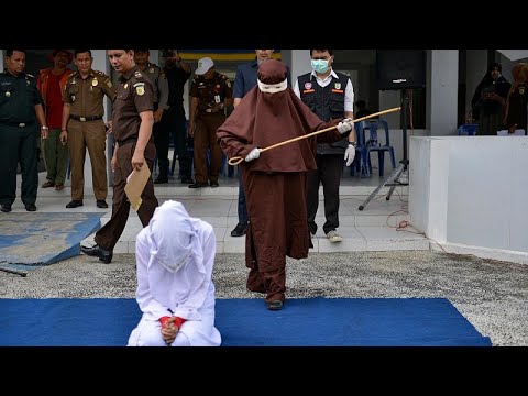 Endonezya'nın şeriatla yönetilen Açe vilayetinde 'kadın kırbaç ekibi' tanıtıldı