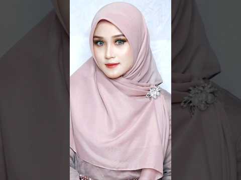 Coba gaya hijab segi empat yang simpel ini, bisa nutup dada dan tetap stylish! 🌟✨